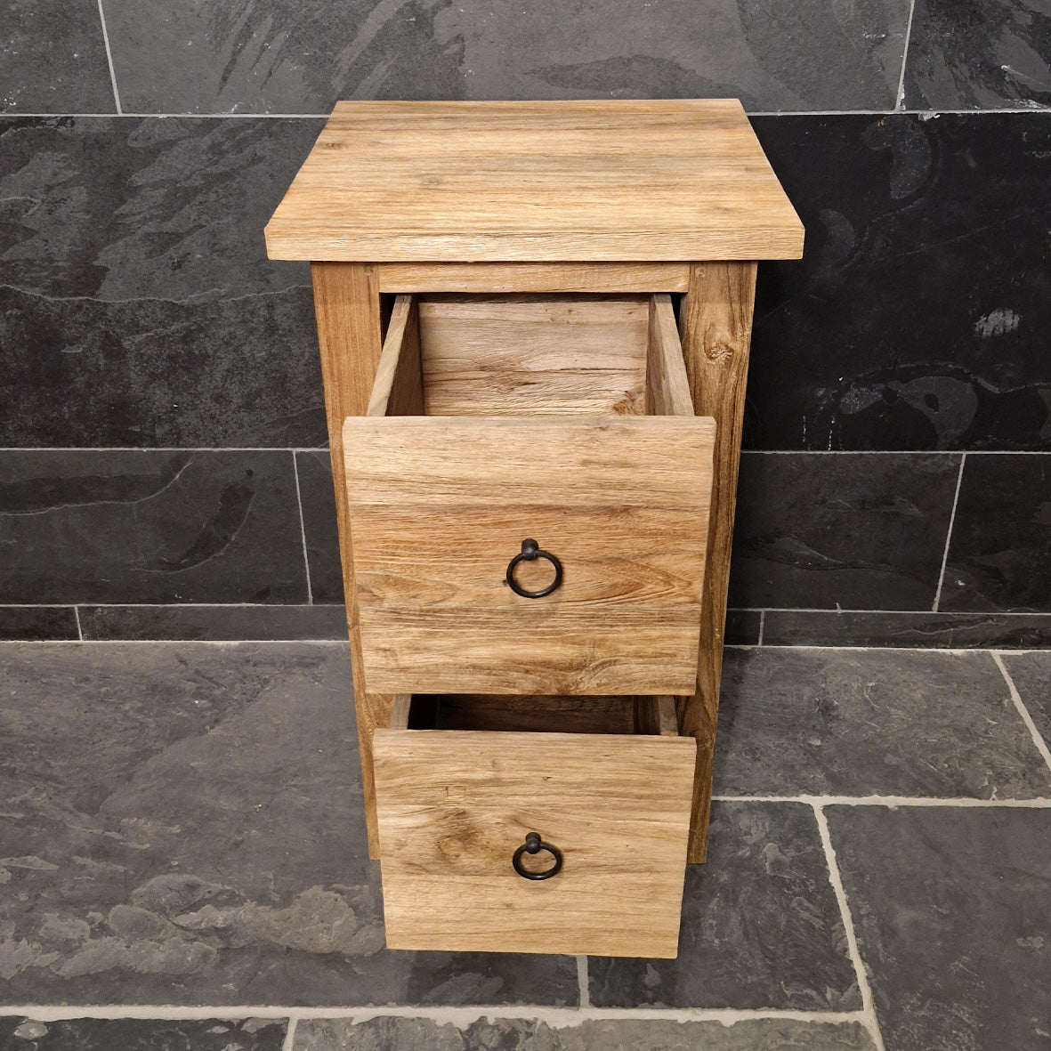 Recycelter Holz-Unterschrank von Bantam für Badgestaltung, kompakt und nachhaltig, mit Maßen 46x43x80cm.