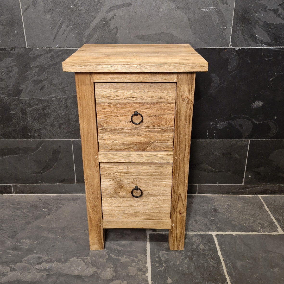 Nachhaltiger Unterschrank aus recyceltem Holz von Bantam, Badgestaltung, kompakt mit den Maßen 46x43x80 cm, modernes Design
