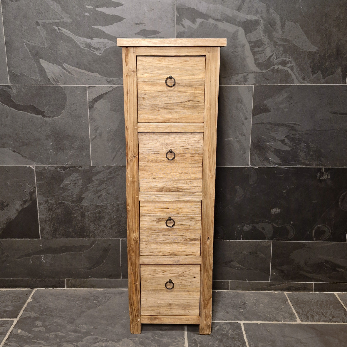 Schmaler Bad-Hochschrank aus Teakholz von Timor, funktional und platzsparend, Modell 9, mit Türen und Stauraum.