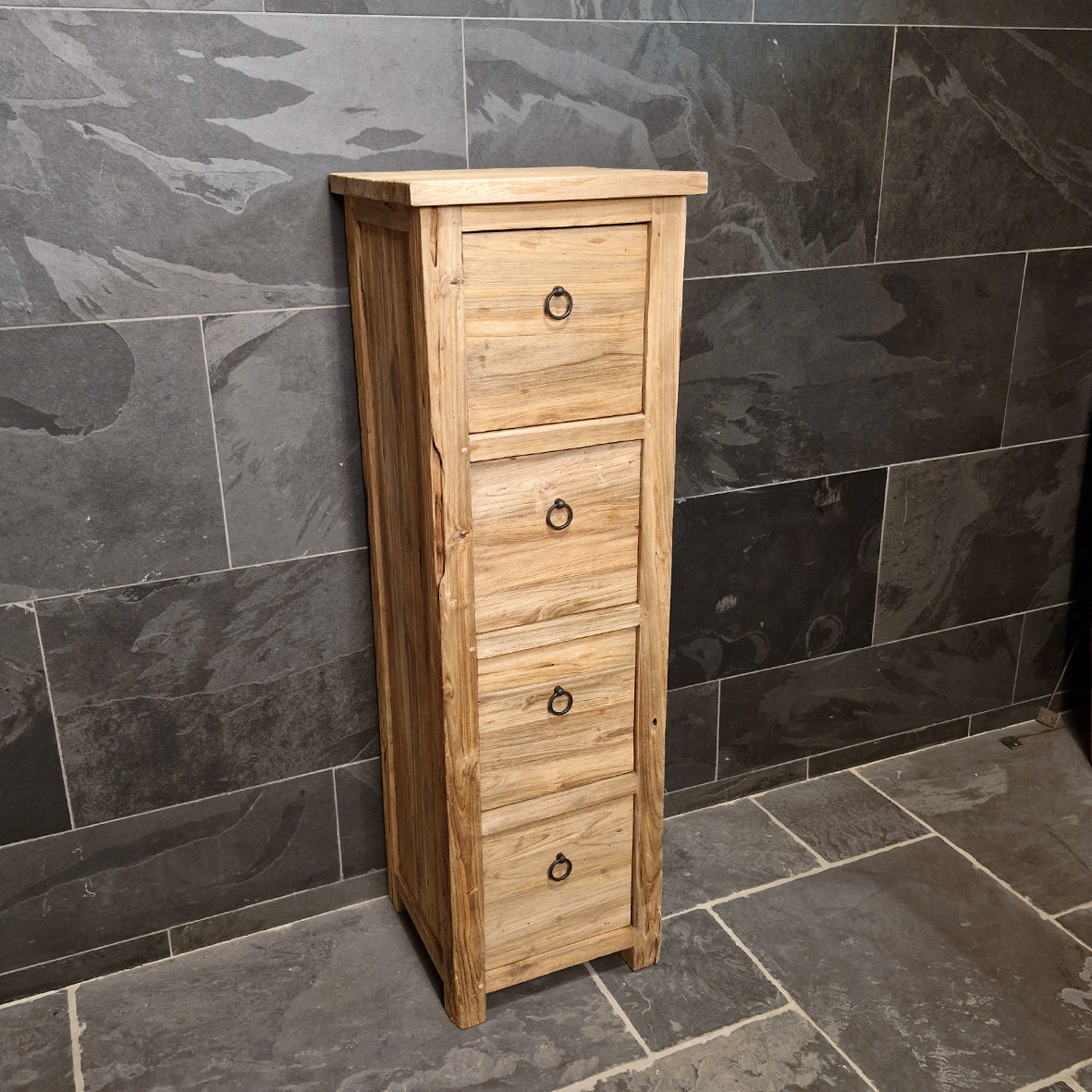 Schmaler Hochschrank für Badezimmer aus Teakholz, funktional und platzsparend, Model 9 von Timor, mit eleganter Badgestaltung.
