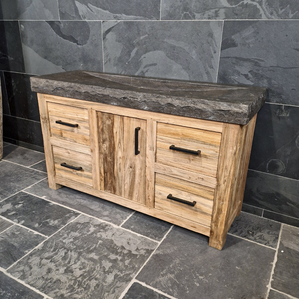 Unterschrank mit Waschtisch aus recyceltem Holz im rauen Naturlook, Teil der Badgestaltung von BINTAN, 146 cm breit.