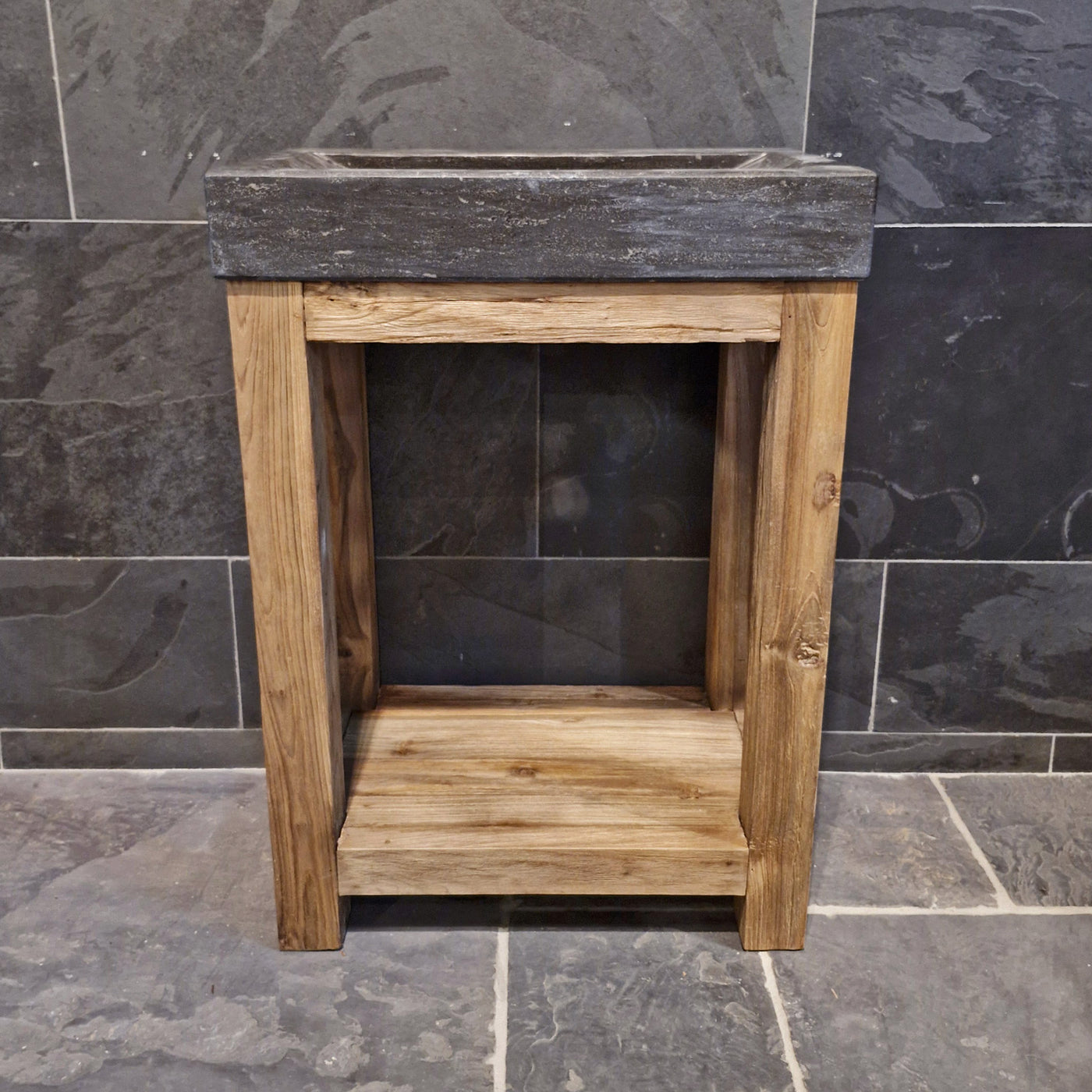 Moderne Badmöbel mit glattem Blaustein-Waschtisch aus recyceltem Teakholz, stilvolle Badgestaltung von Denpasar