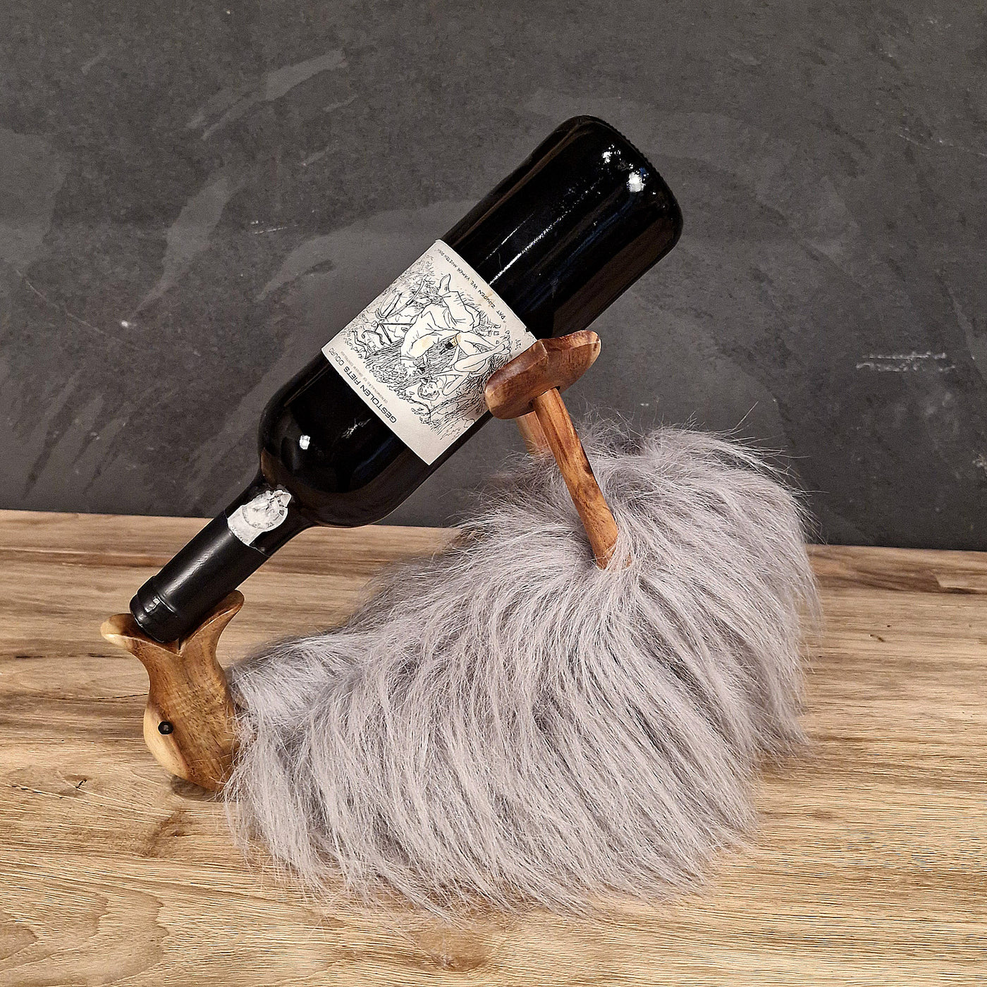 Graue Deko-Ente "Drunking Duck" mit Plüschfell, handgefertigte Dekoration aus der Marke TIERE, weich und kuschelig.