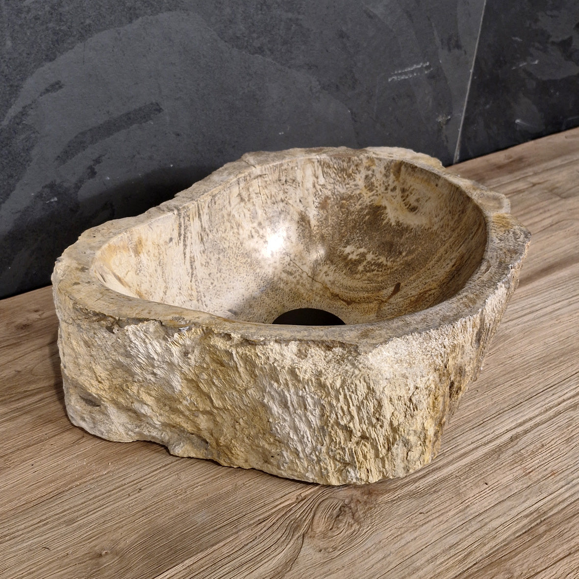 Aufsatzwaschbecken aus versteinertem Holz von Fossil Wood, naturbelassenes Badgestaltungselement, Maße 39x29x15 cm.