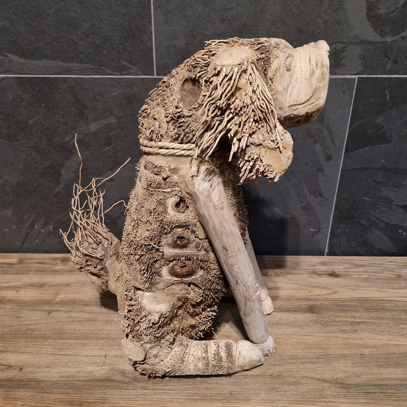 Hund-Badgestaltung aus Wurzelholz von TIERE, natürliche Badewannenform für Hunde, Maße 53x25x37cm.