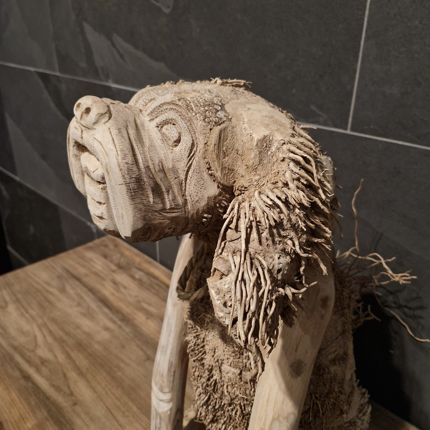 Hund-Badgestaltung aus Wurzelholz, naturbelassene Oberfläche, für das Badezimmer, von der Marke TIERE, Maße 53x25x37 cm.