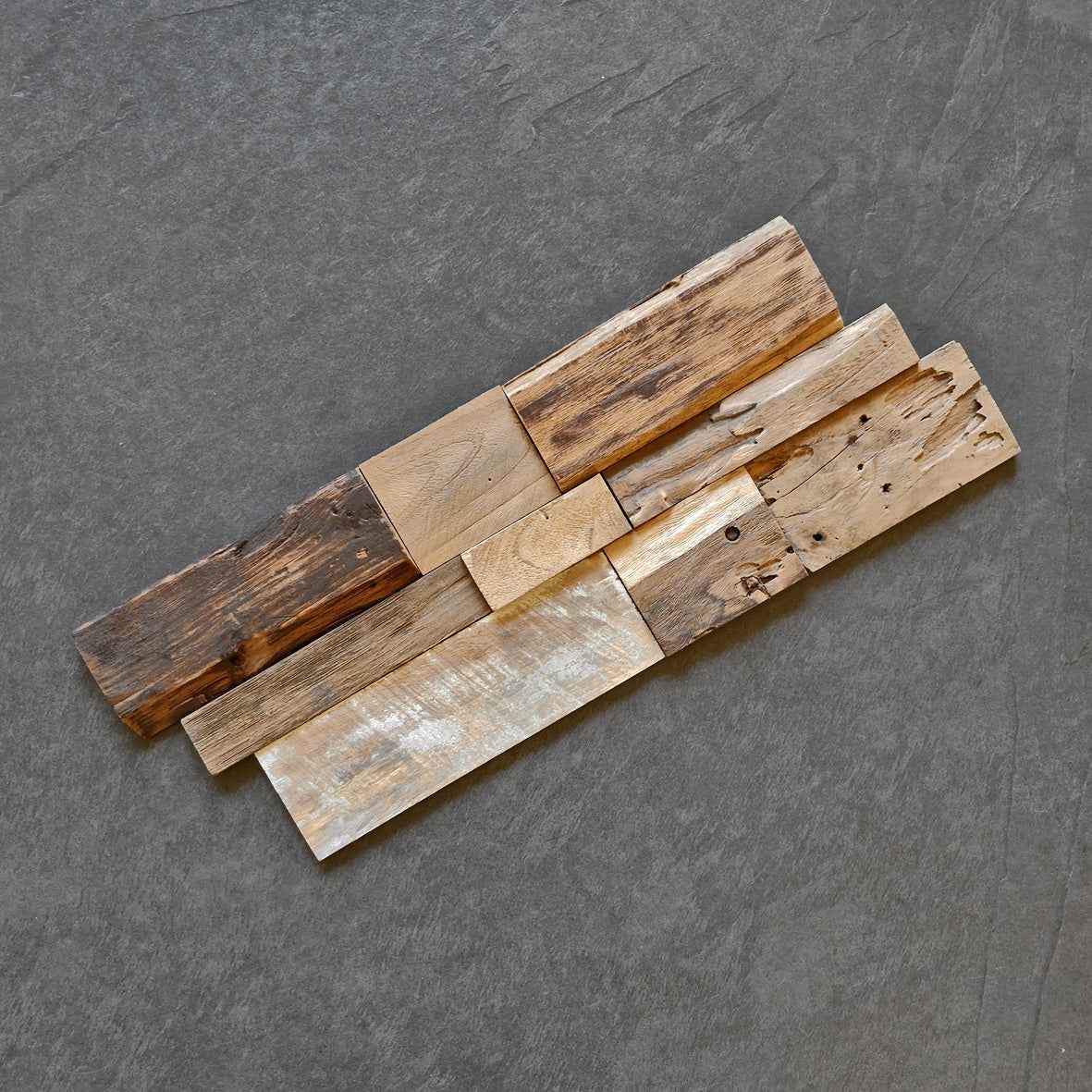 INDO Holzverblender aus Teakholz, detailreiche Oberfläche, natürliche Holzmaserung, für stilvolle Innenraumgestaltung