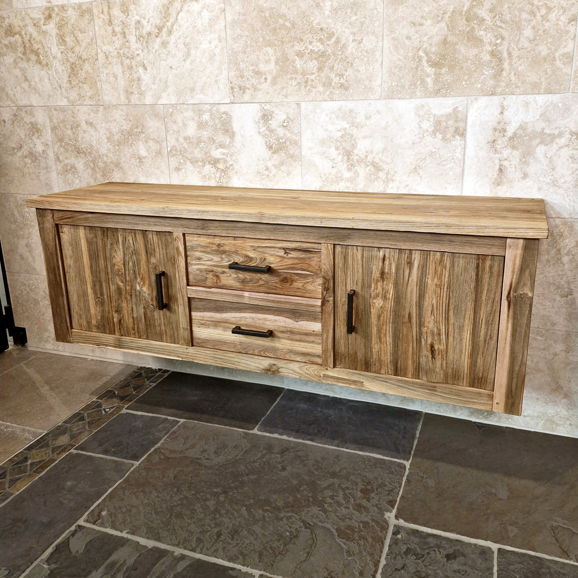 Wandhängeschrank Badezimmer aus recyceltem Teakholz, Massivholz, mit stilvollem Design und eleganten Holzmaserungen.