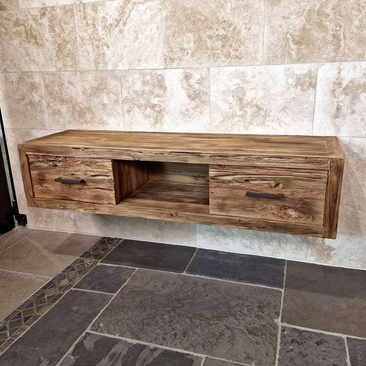 Rustikaler Bad-Hängeschrank aus handgefertigtem Teakholz von Komodo, 180x53x40cm, für stilvolle Badgestaltung.