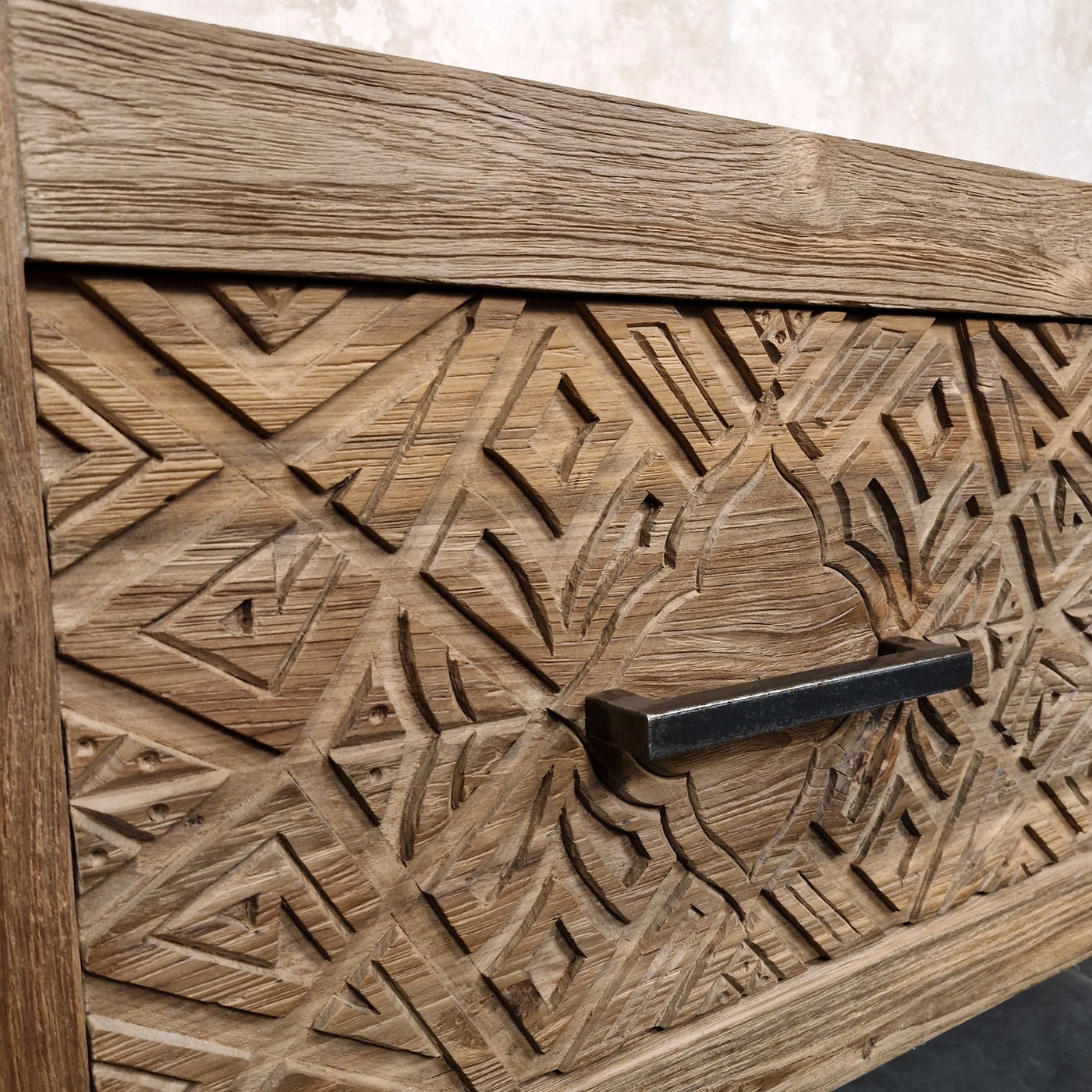 Hängeschrank mit Carving-Schubladen aus recyceltem Teakholz, Komodo 2, Badgestaltung, frontale Ansicht, langlebiges Material