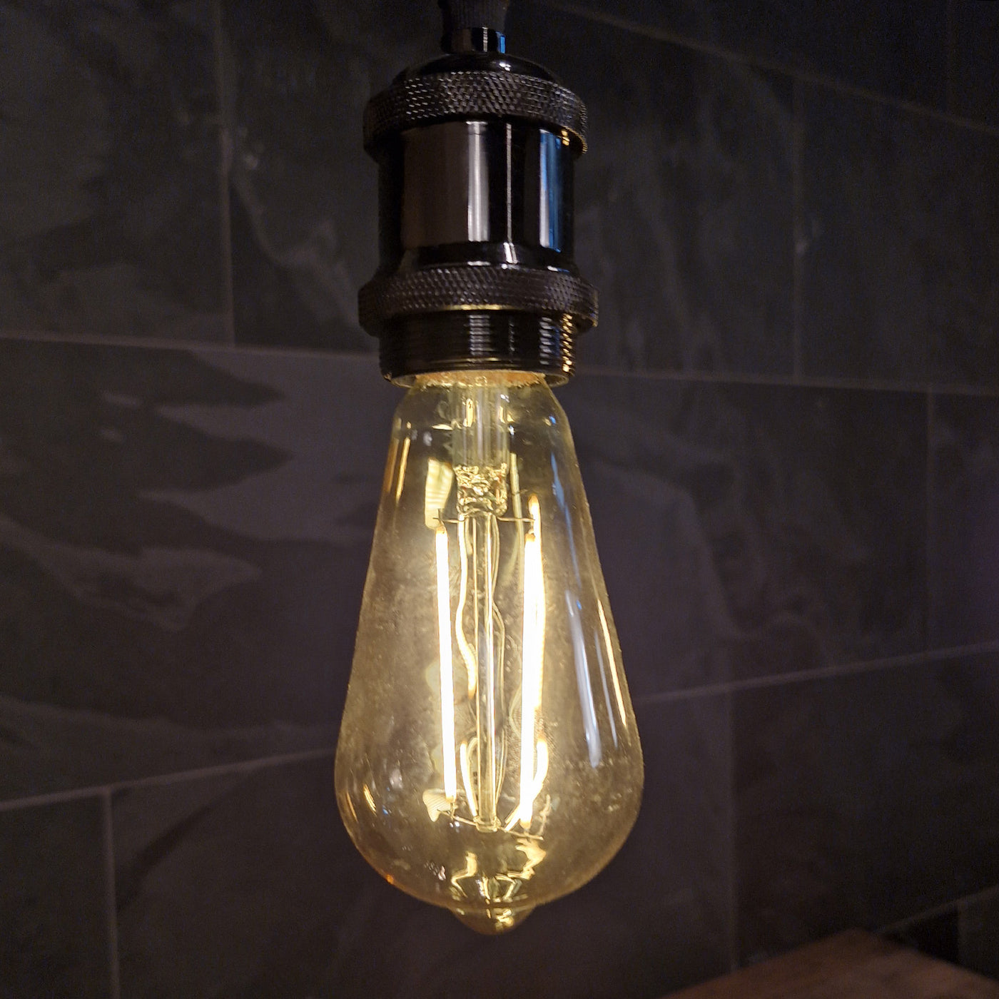 Hängelampe METALLRAD mit vier Birnen, moderne Badgestaltung, elegante Metalllampe für Badezimmerbeleuchtung