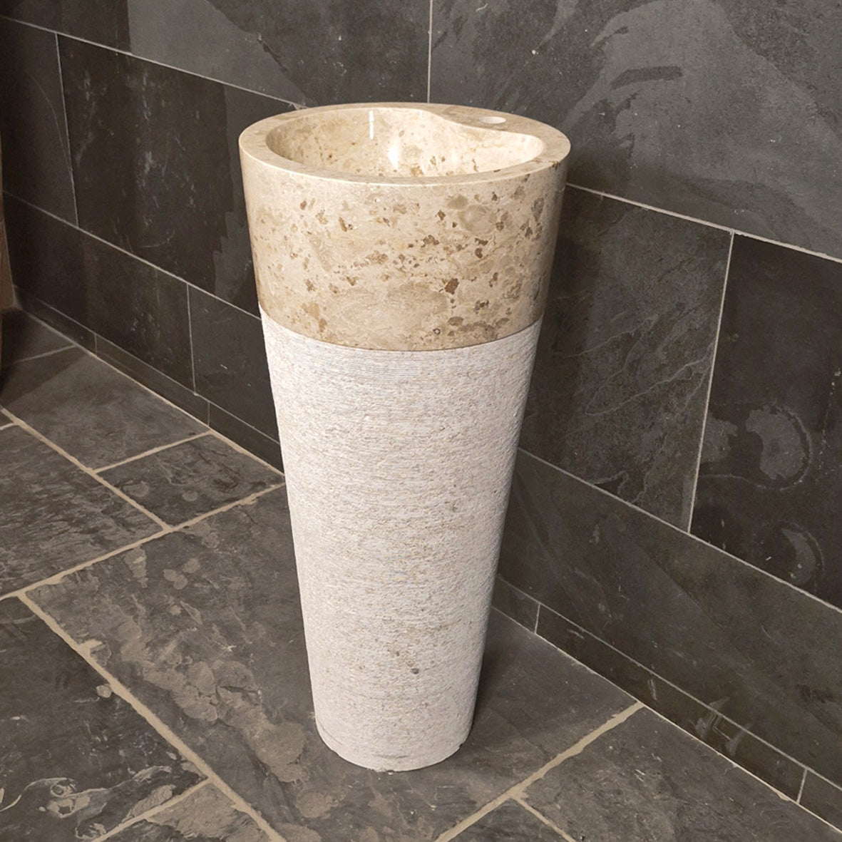 Beige Marmor-Standwaschbecken von Lefkas, 90 x 40 cm, modernes Badgestaltungselement mit eleganter Oberfläche.