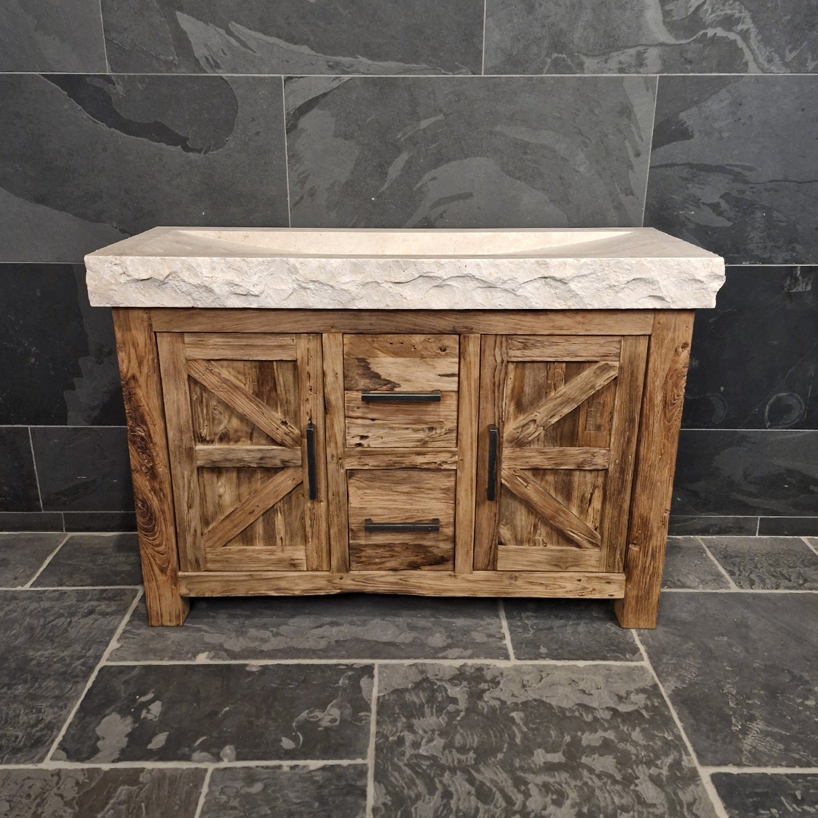Unterschrank aus Teakholz mit Waschtisch aus Travertin, moderne Badgestaltung, Lombok, schlichtes Naturdesign.