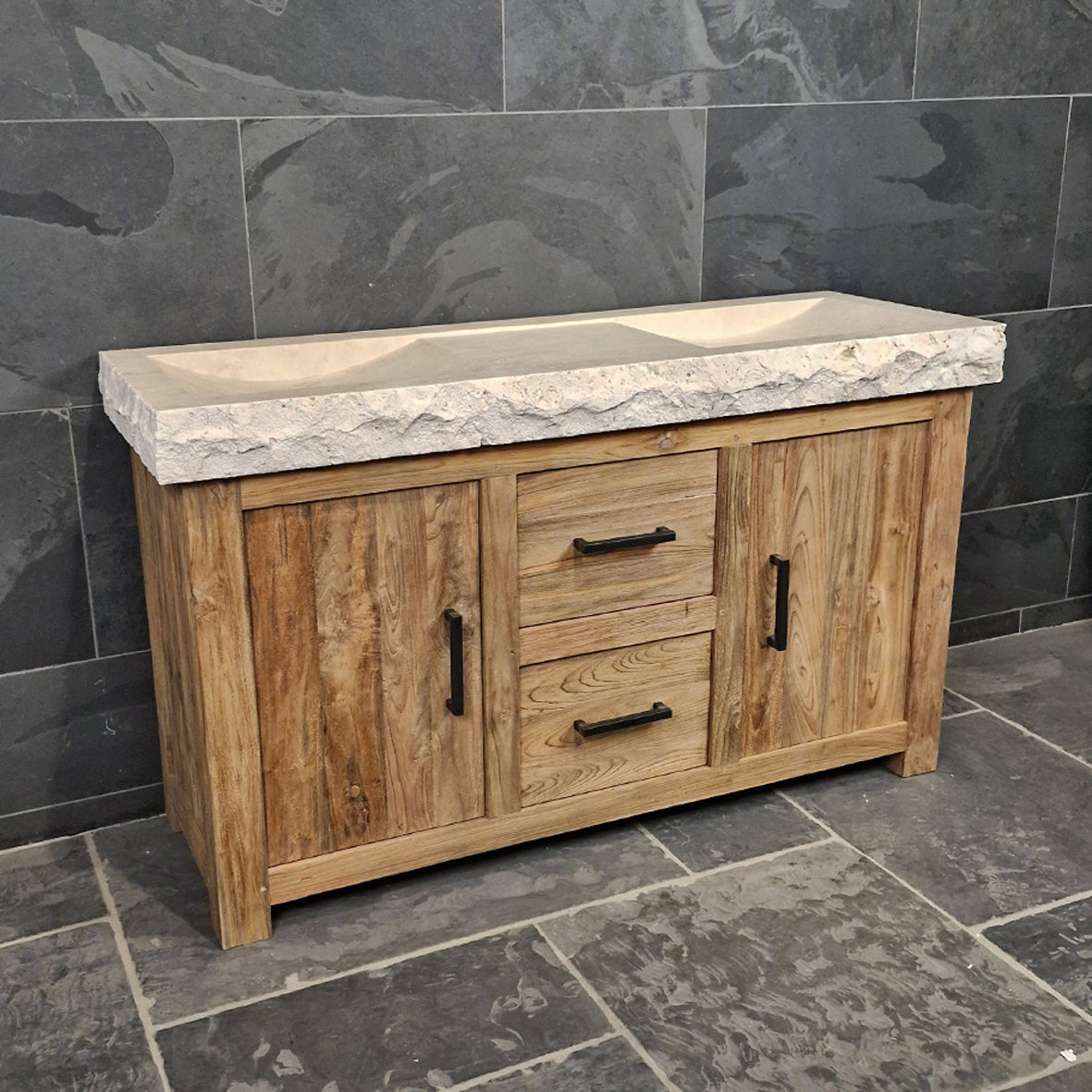Badezimmermöbel mit Waschtisch aus recyceltem Teakholz, MADURA Unterschrank mit Travertin-Design für moderne Badgestaltung