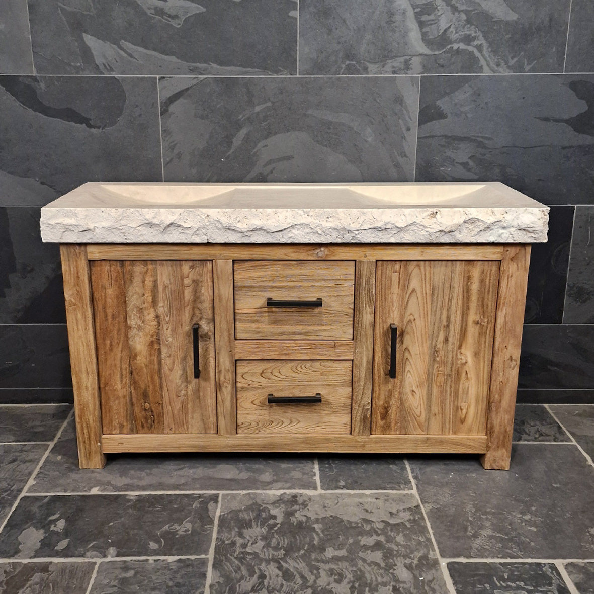 Moderner Badezimmer-Unterschrank mit Waschtisch aus recyceltem Teakholz, kombiniert mit Travertin-Rohmaterial, von MADURA.