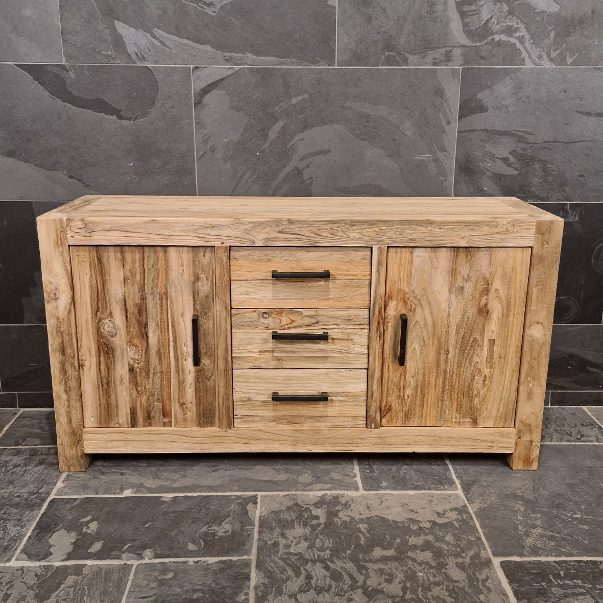 Rustikaler Unterschrank aus Teakholz von Manado, ideal für Badezimmer, mit natürlicher Holzstruktur und massiver Verarbeitung.