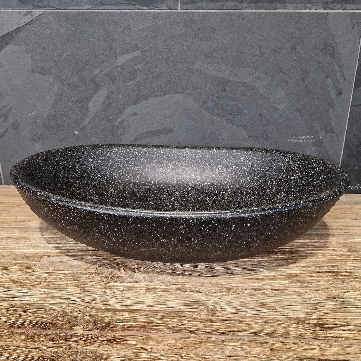 Schwarzes Terrazzo-Aufsatzwaschbecken aus Mineralguss für Badgestaltung, 60x40x15 cm, von MOROGATEN.