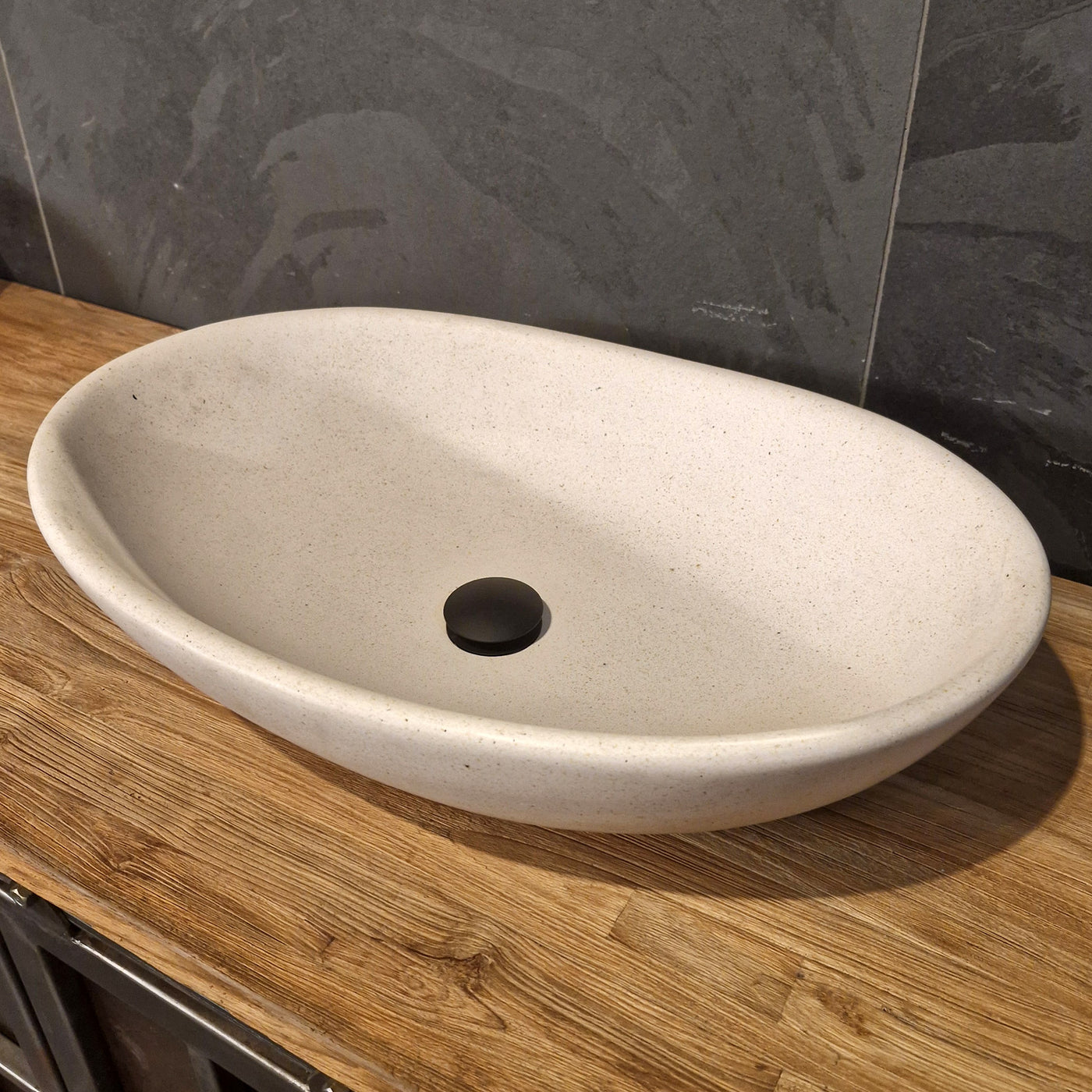 Aufsatzwaschbecken aus Mineralguss im Terrazzo-Design in gebrochenem Weiß, 60x40x15cm, für moderne Badgestaltung.