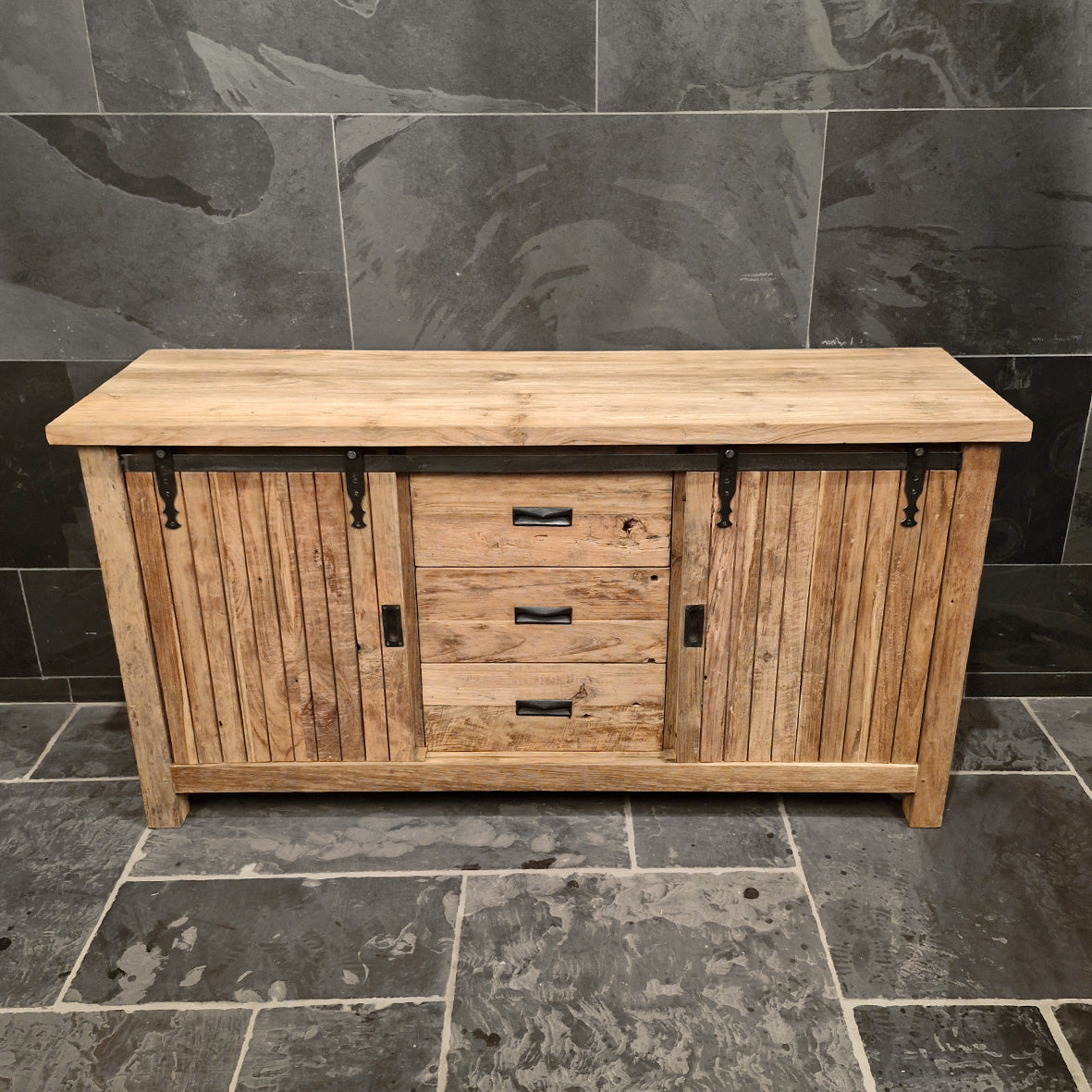 Recycelter Teak-Unterschrank für Badezimmer von PALU, mit charaktervollem Design und praktischer Badgestaltung, 156 cm breit.