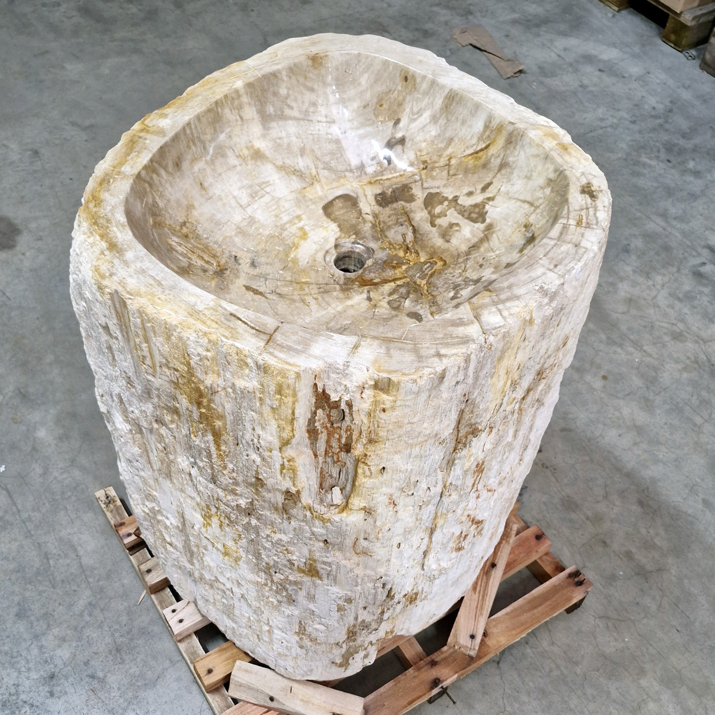 Standwaschbecken aus versteinertem Holz von Zakynthos, Badgestaltung, Maße 60x66x90 cm, mit Unteranschluss.