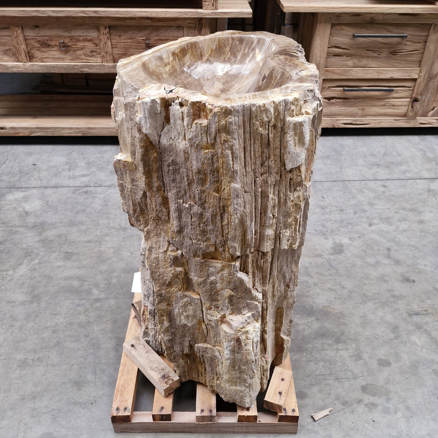 Standwaschbecken aus versteinertem Holz von Zakynthos, 58x50x90 cm, mit Platz für Hahnloch, für Badgestaltung.