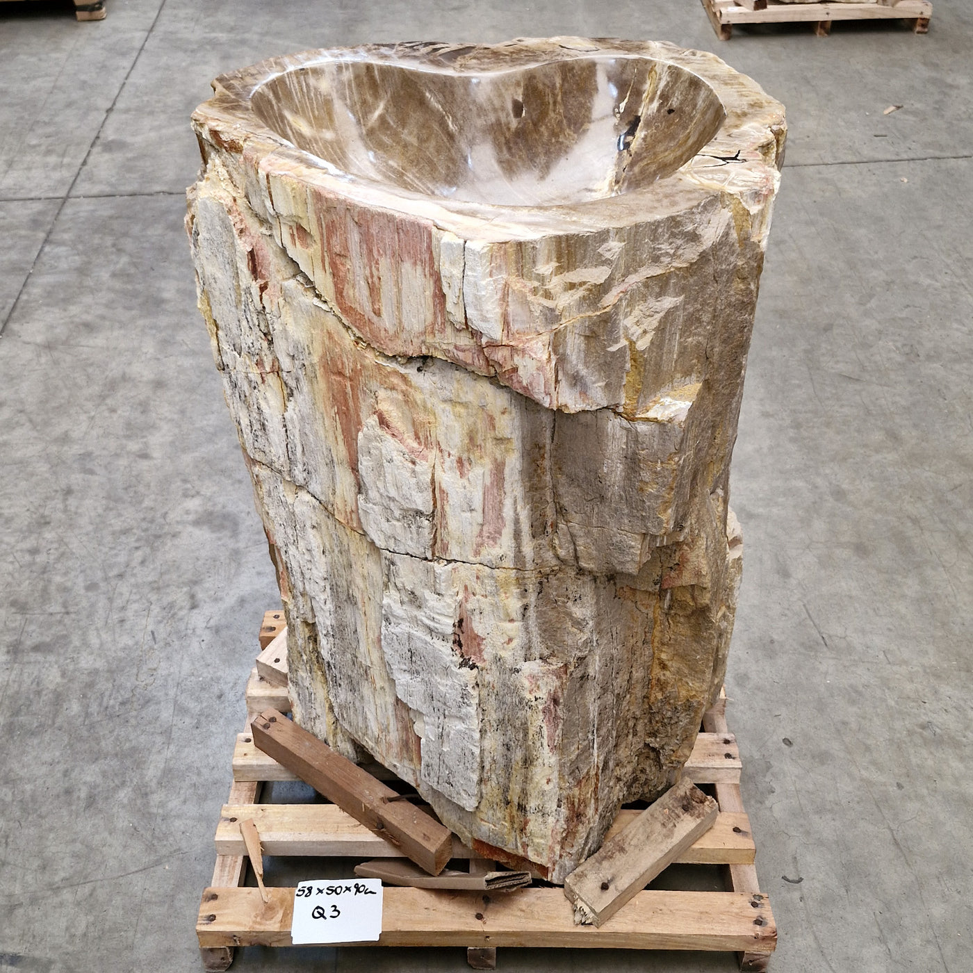 Standwaschbecken aus versteinertem Holz von Zakynthos, 58x50x90 cm, mit Platz für Hahnloch, für moderne Badgestaltung.