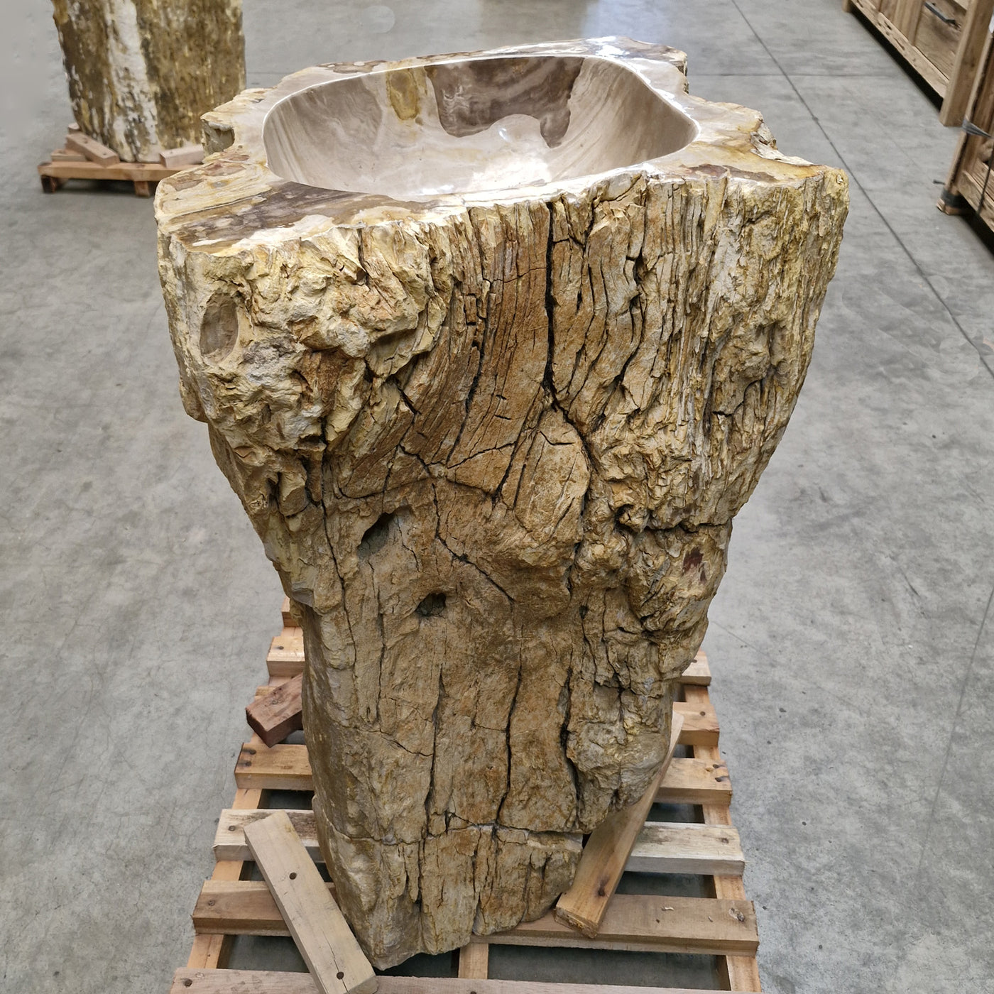 Standwaschbecken aus versteinertem Holz von Zakynthos, 57x47x90 cm, mit Unteranschluss für elegante Badgestaltung.