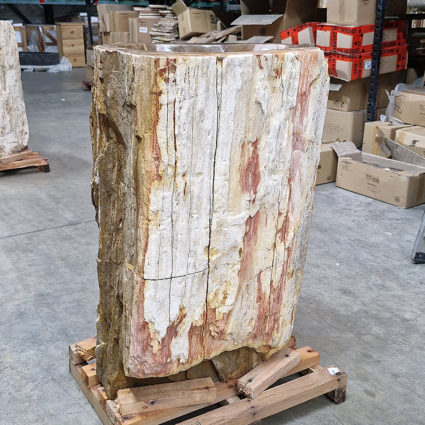 Standwaschbecken aus versteinertem Holz von Zakynthos, 58x44x91 cm, mit Platz für Hahnloch, für elegante Badgestaltung.