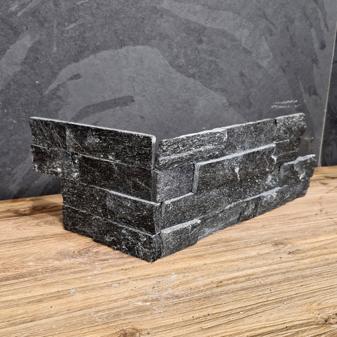 Naturstein Verblender aus Quarzit in Schwarz, Muster, mit Ecke, für elegante Wandgestaltung, von Muster