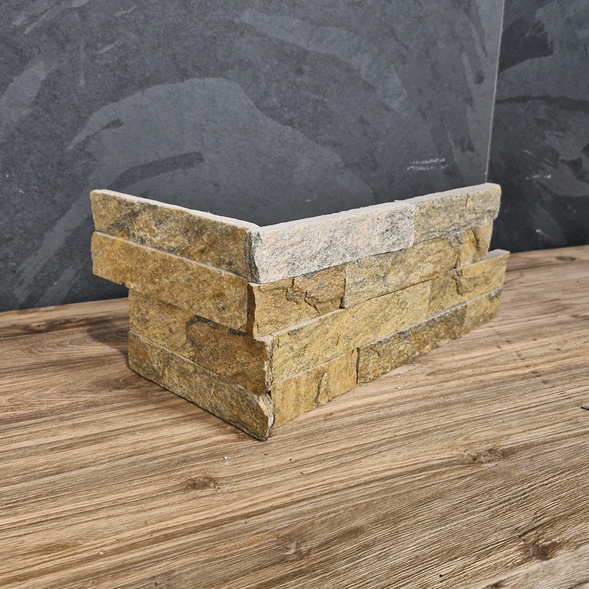 Naturstein Verblender aus Quarzit Yellow mit Muster, Eckstück für natürliche Wandgestaltung, Muster-Verblender für Innen- und Außenbereich