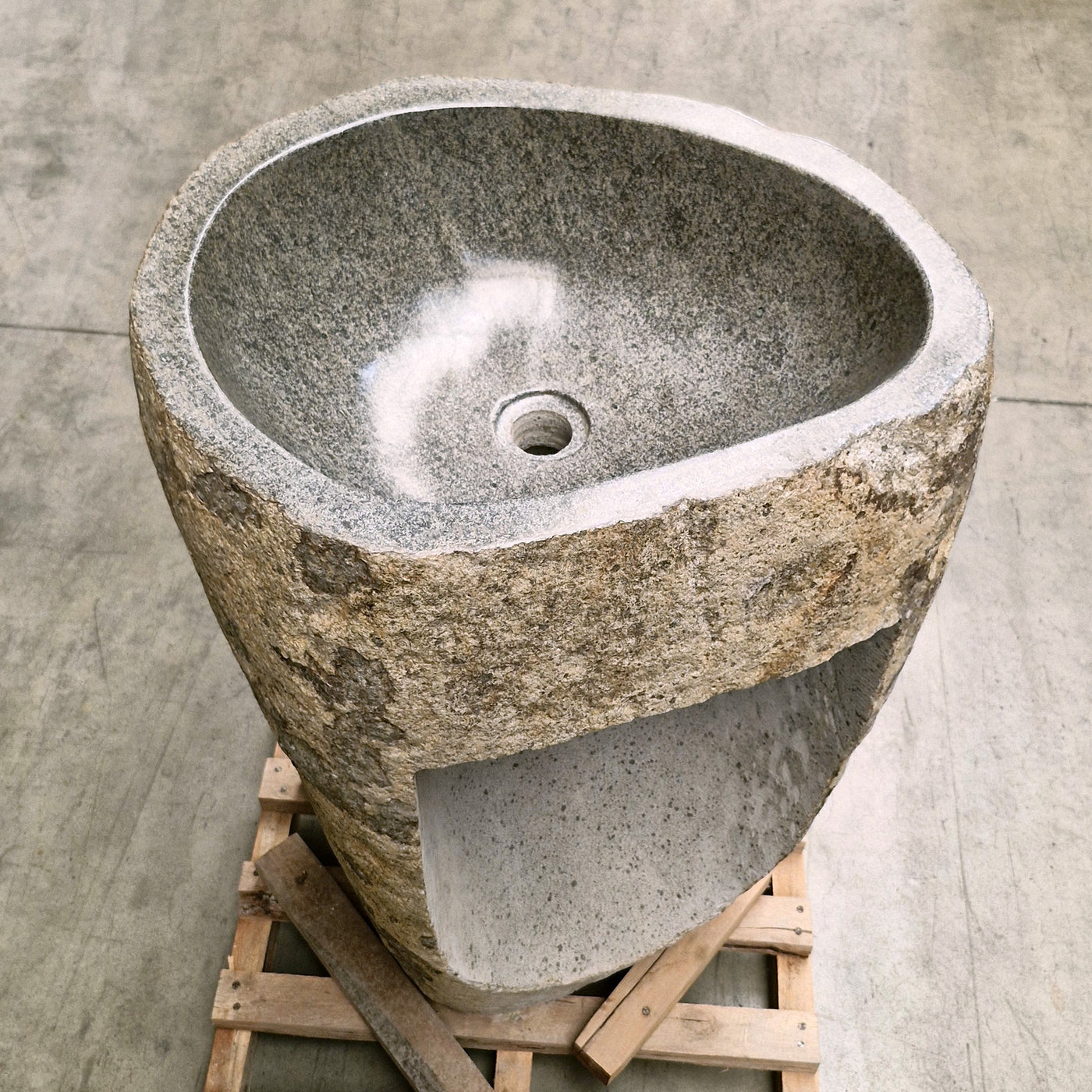 Standwaschbecken aus Flussstein von Rhodos, 56 x 47 x 90 cm, für Badgestaltung, naturbelassene Oberfläche, modernes Design