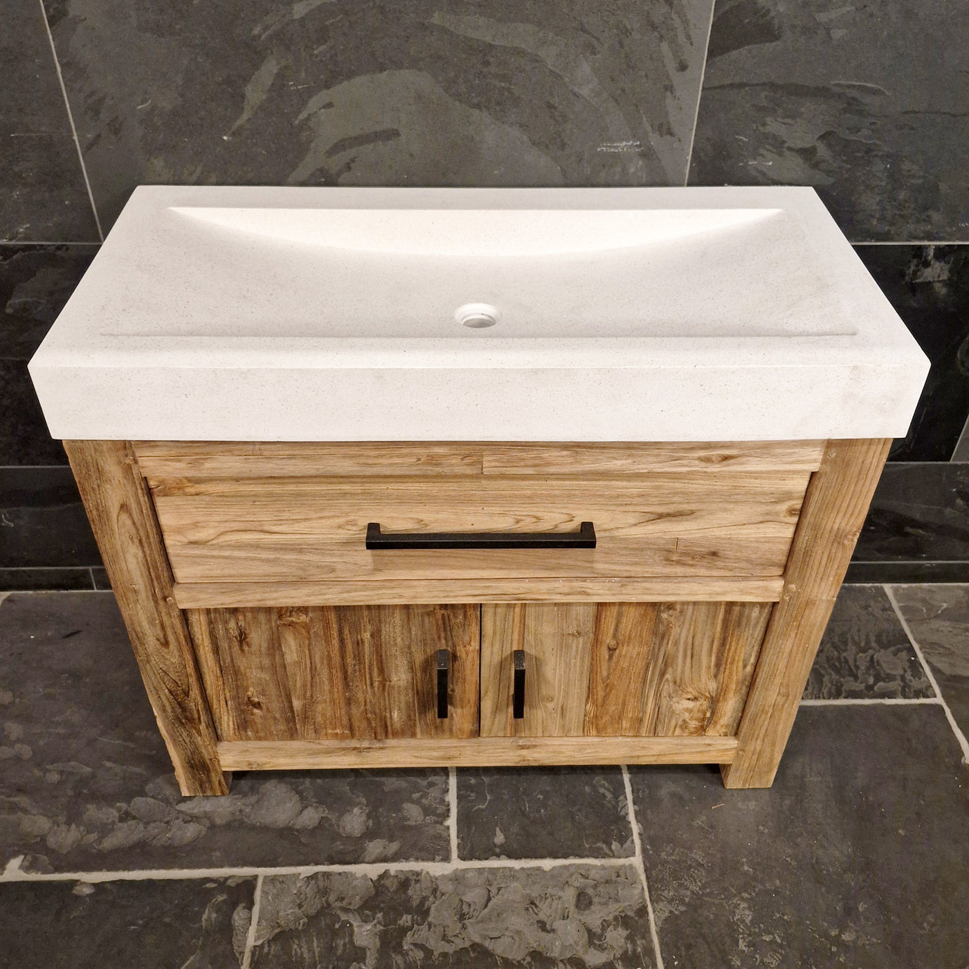 Badmöbel mit Terrazzo-Waschtisch aus Teakholz, handgefertigt, für modernes Badezimmer, RINCA Badgestaltung