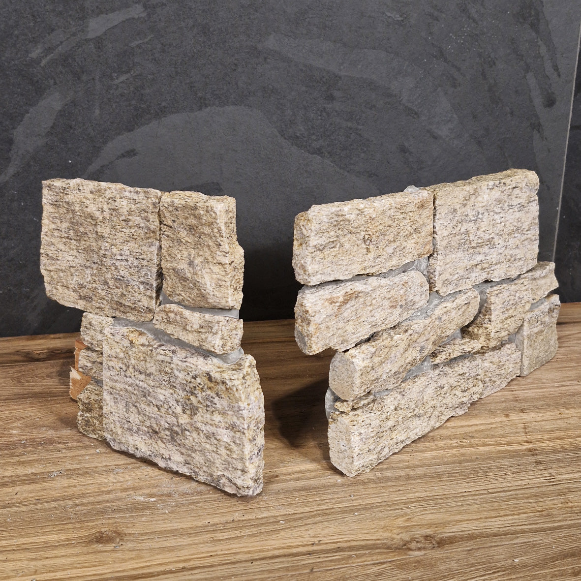 Muster Rocks Verblender aus Granit Naturstein, detailreiche Musterung, Ecke Ansicht, robuste und natürliche Steinverblendung.