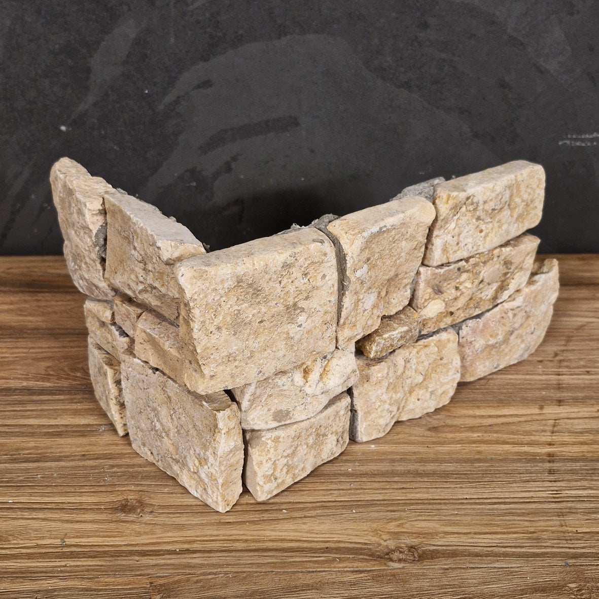 Musterverblender aus Kalkstein in Beige mit Natursteinoptik, Ecke, von der Marke Muster, für stilvolle Wandgestaltung.