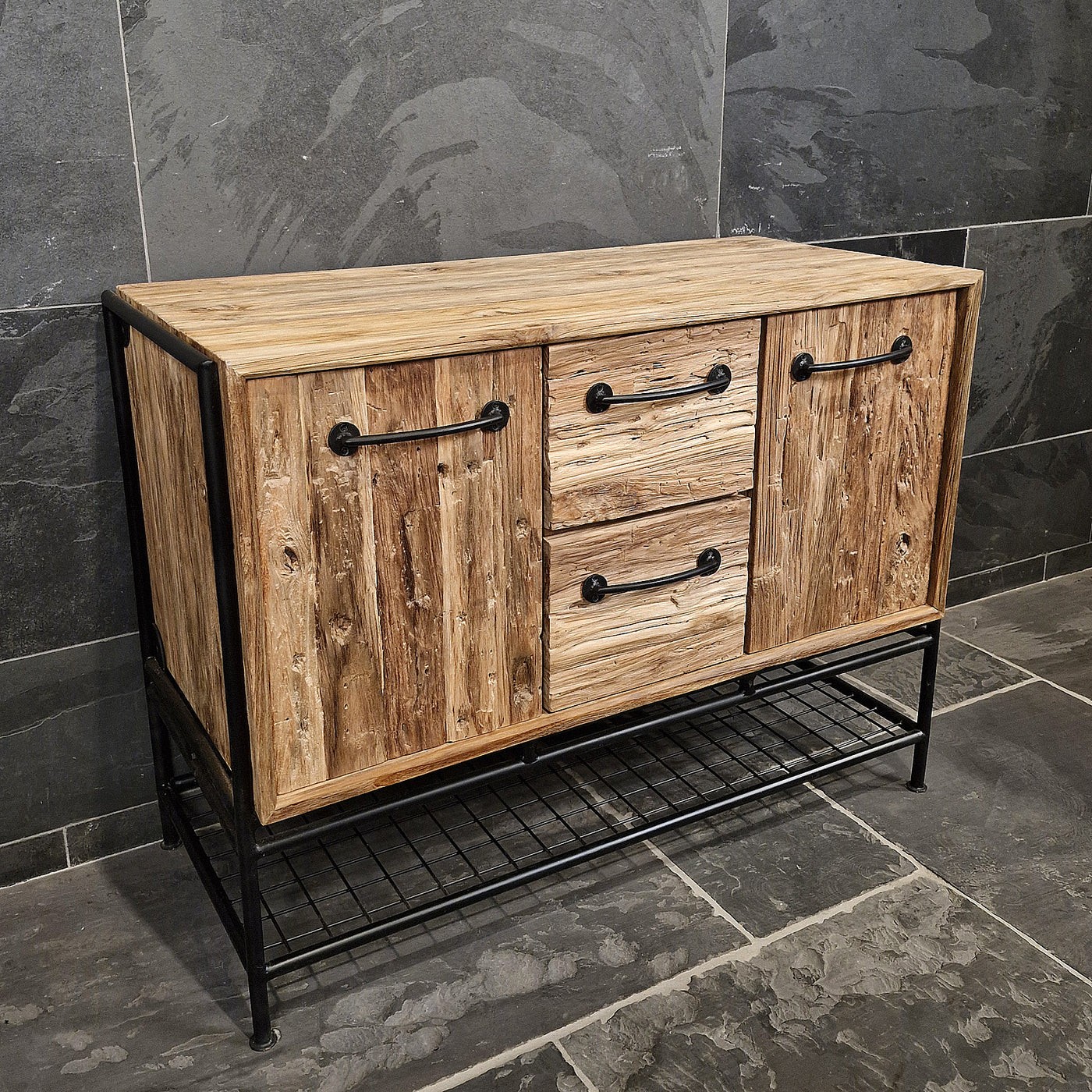 Kleiner Badschrank mit Ablage aus recyceltem Teakholz, Yogyakarta, mit Gitterdesign, Maße 100x47x80 cm