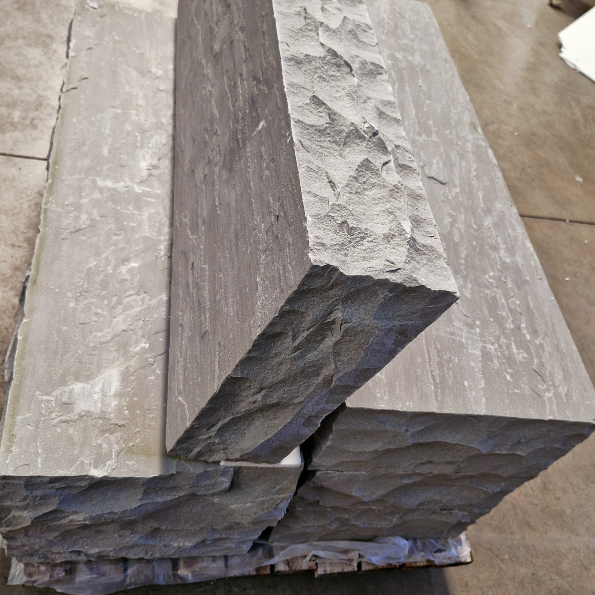 Graue Sandstein-Blockstufen aus Naturstein, Kantsteine, Maße 100 x 35 x 15 cm, für Terrassen und Wege.