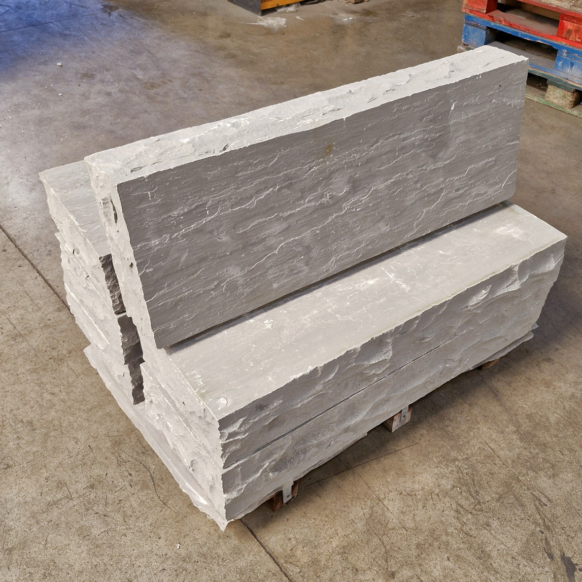 Graue Sandstein-Blockstufen aus Naturstein, 100 x 35 x 15 cm, als kantige Terrassen- oder Wegesicht in Garten und Landschaft.