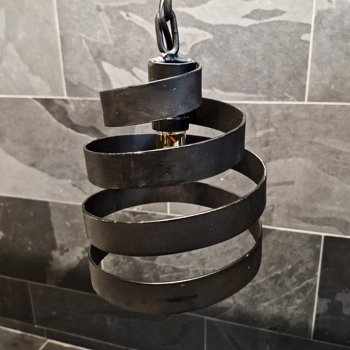 Hängelampe SPIRALE aus Teakholz, spiralförmiges Design, ideal für Badgestaltung, natürliche Holzoptik, elegante Deckenlampe