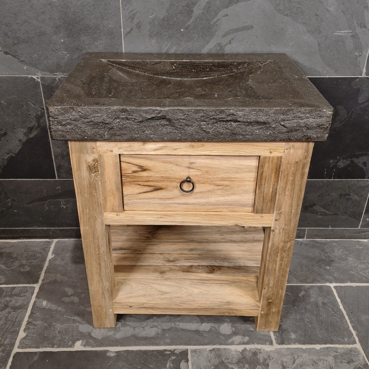 Kleiner Unterschrank mit Waschtisch aus recyceltem Teakholz, Sulawesi Badgestaltung, 86 cm breit, mit Bilbao Blaustein.