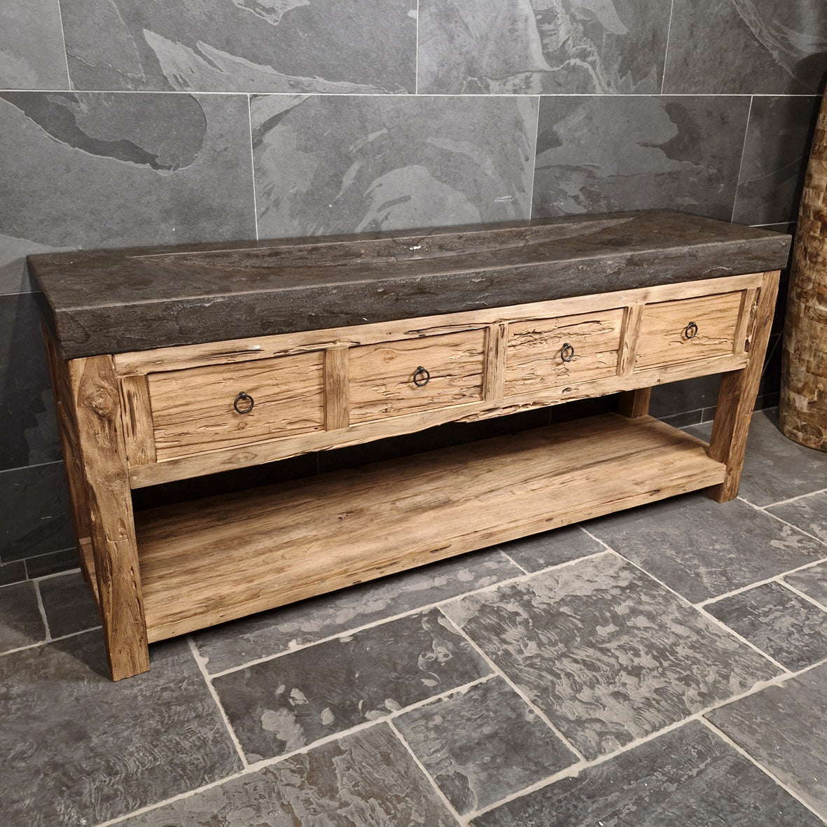 Teak-Badunterschrank mit Waschtisch von Sulawesi, langlebig und einzigartig, mit Bilbao Blaustein Glas-Design im modernen Badezimmer.