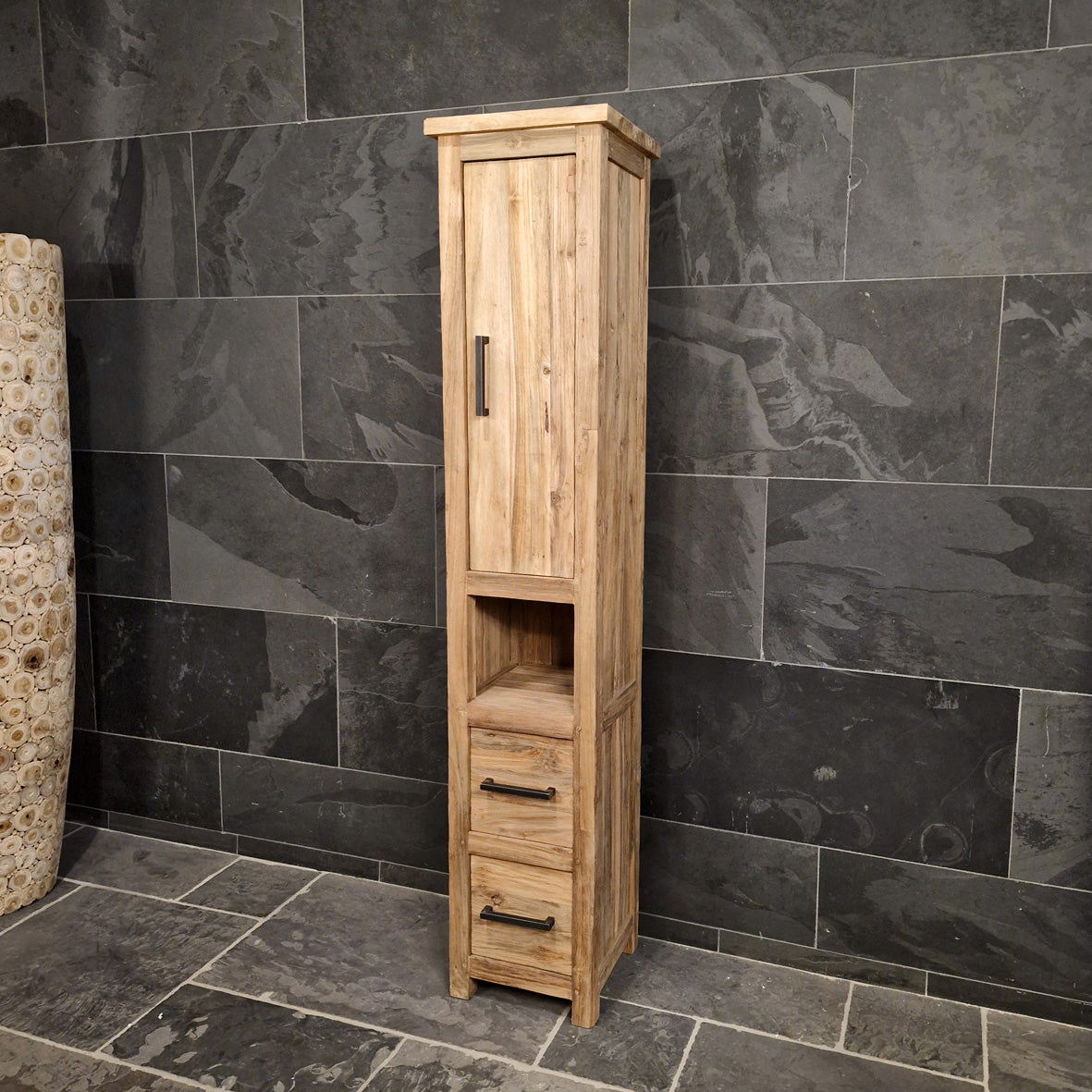 Hochschrank aus massivem Teakholz für das Badezimmer, handgefertigt, mit stilvollem Design und nachhaltiger Produktion.