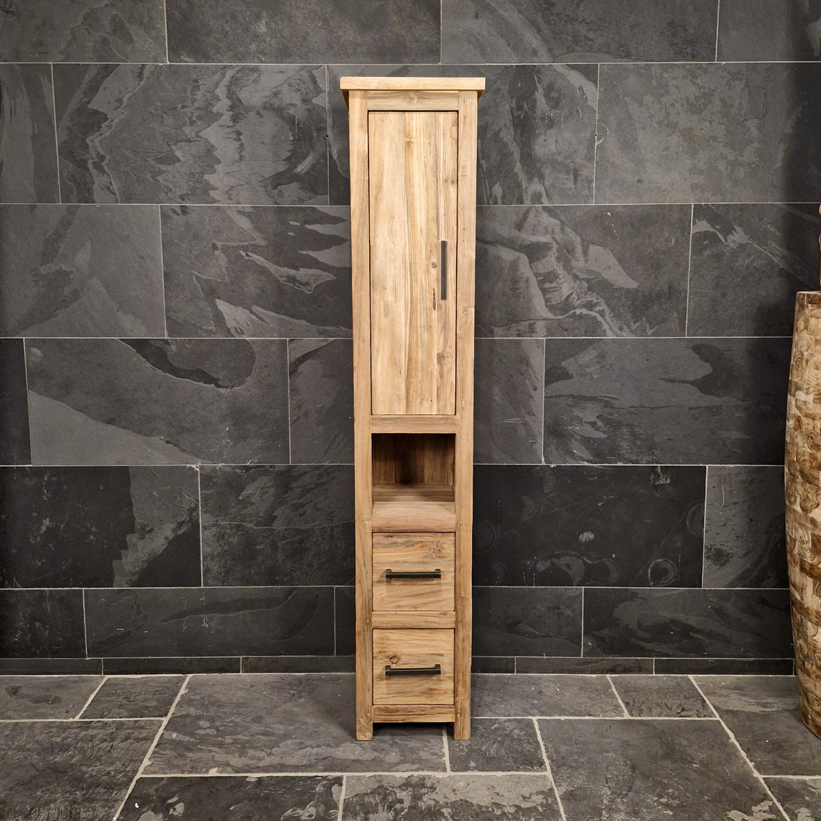 Hochschrank aus Teakholz für Badezimmer, nachhaltige Handarbeit, rechtsdrehendes Modell, elegant und funktional.
