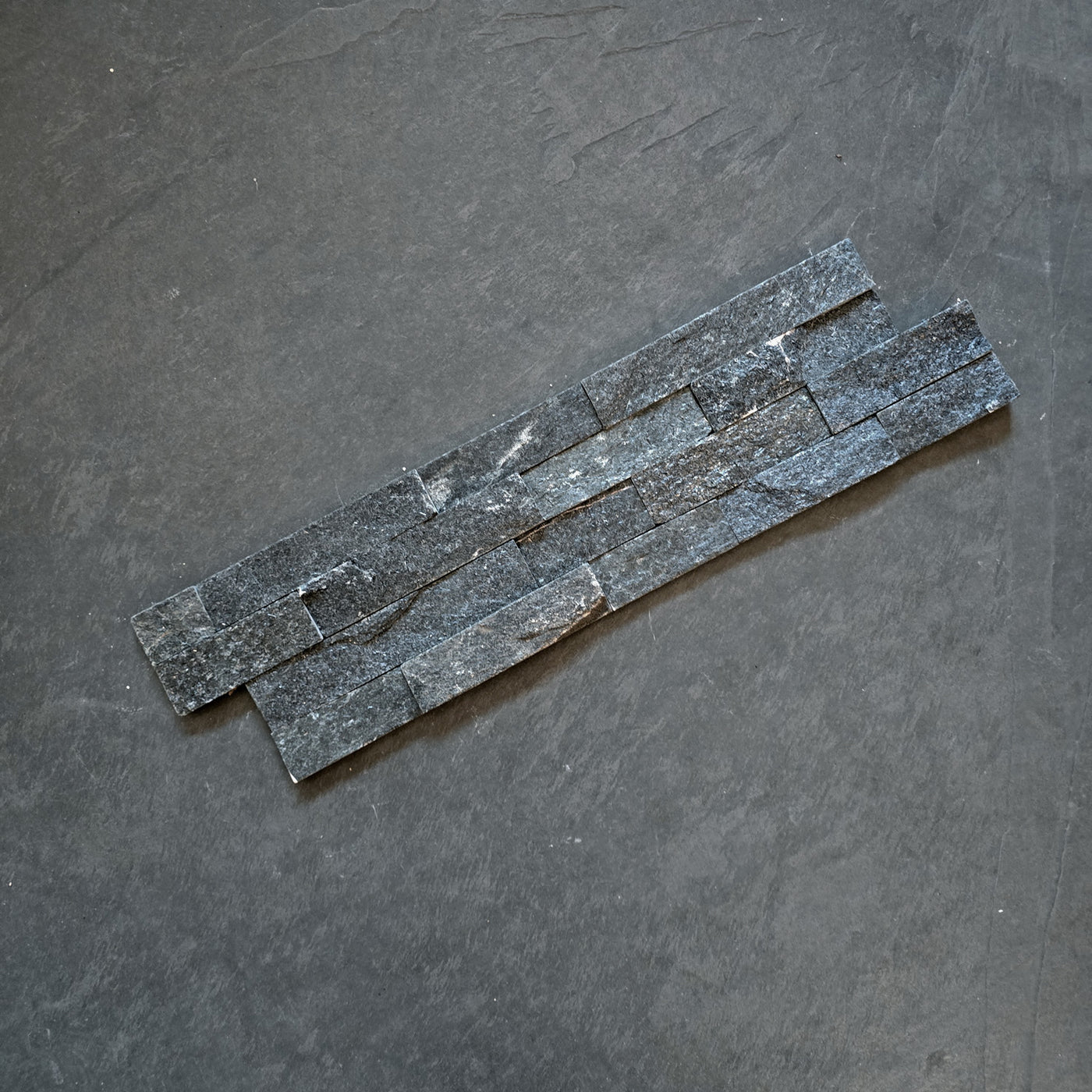 Muster Naturstein Verblender aus Quarzit Schwarz, dekoratives Wandpaneel mit schwarzem Quarzit-Muster, Muster-Design für stilvolle Wände