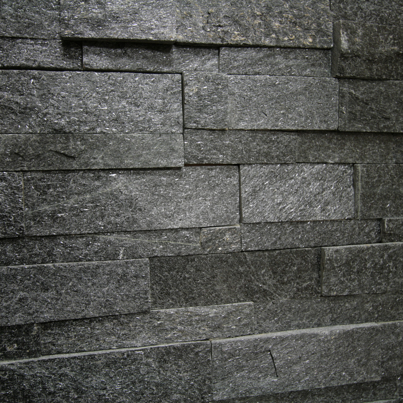 Naturstein Verblender aus Quarzit von BLACK QUARZIT, Wandverkleidung mit dunklen, natürlichen Steinen für elegante Raumgestaltung