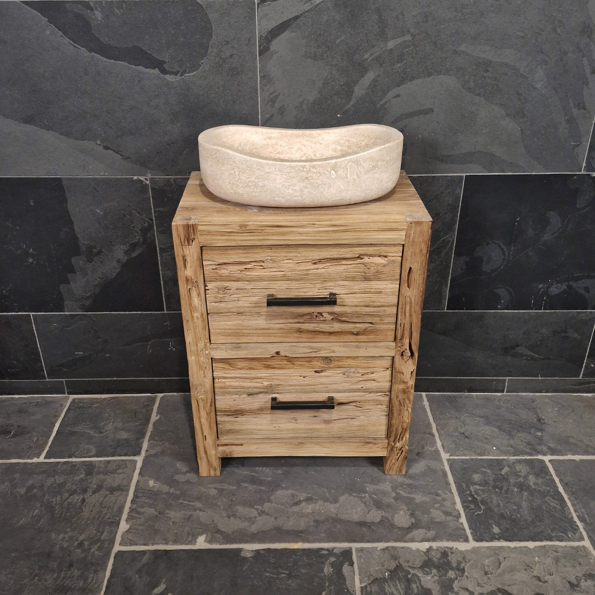 Bantam Teak Badmöbel mit kompaktem Waschtisch aus recyceltem Holz und Travertin-Design, glatte Oberfläche, moderne Badgestaltung