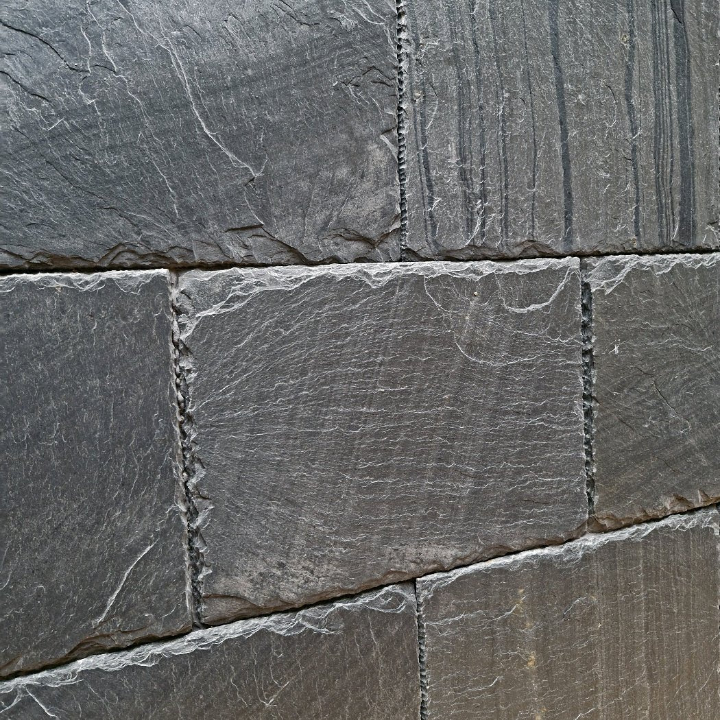 Wandverblender aus Schiefer mit gehämmertem Naturstein-Design von GREY, zeigt die strukturierte Oberfläche und edlen Naturstein.