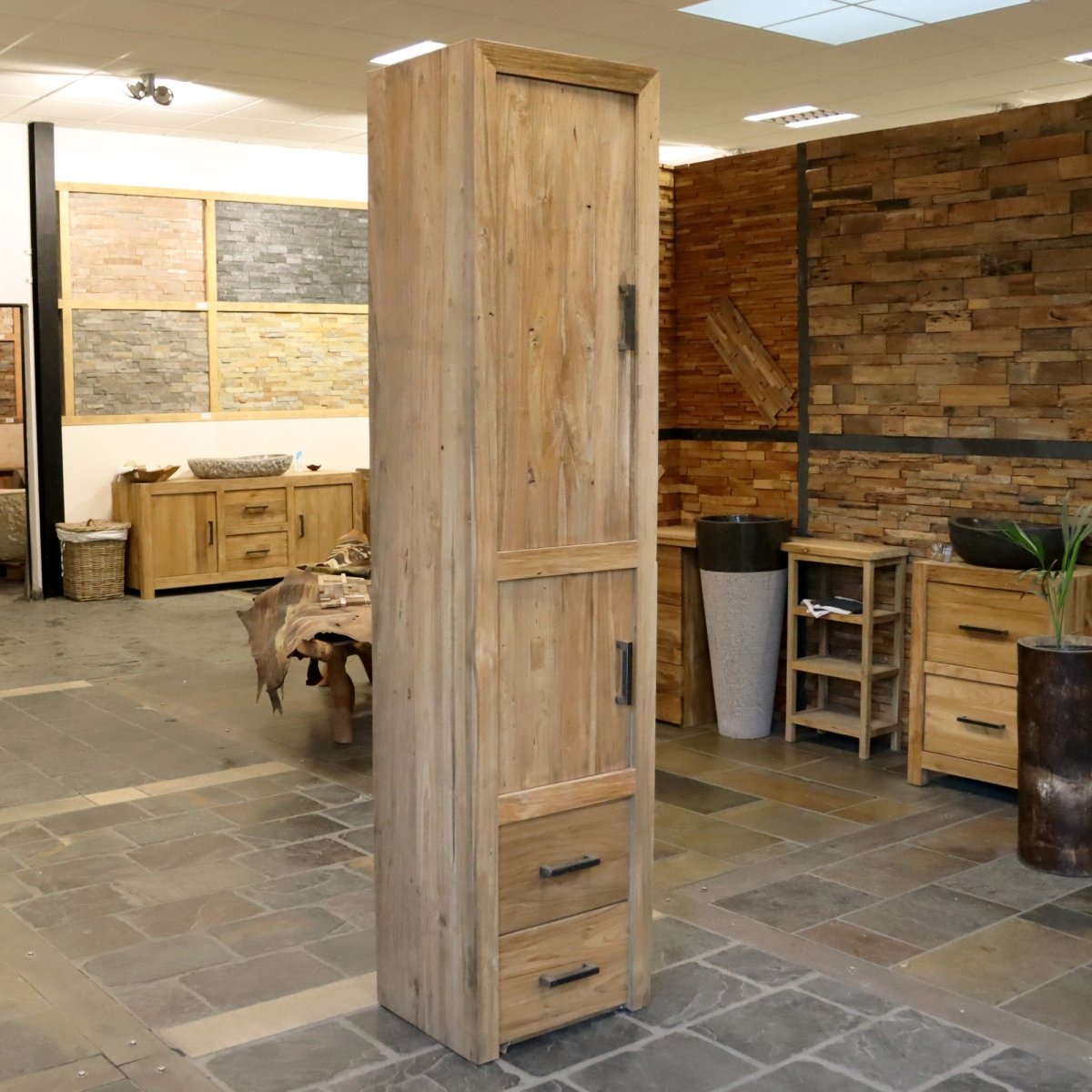 Naturbelassener TAMAR Teakholz Hochschrank für Badezimmer, robuster Badgestaltungsschrank mit stilvollem Design, Modell 6.