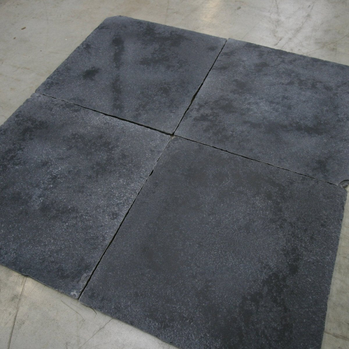 Blaue Kalksteinfliesen im Muster mit strukturiertem Design, von der Marke Muster, ideal für Wand- oder Bodenbeläge.