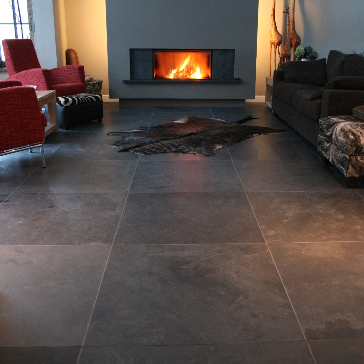 Schieferfliesen von MUSTANG BLACK SLATE in verschiedenen Formaten, naturbelassener Naturstein für Wand und Boden.