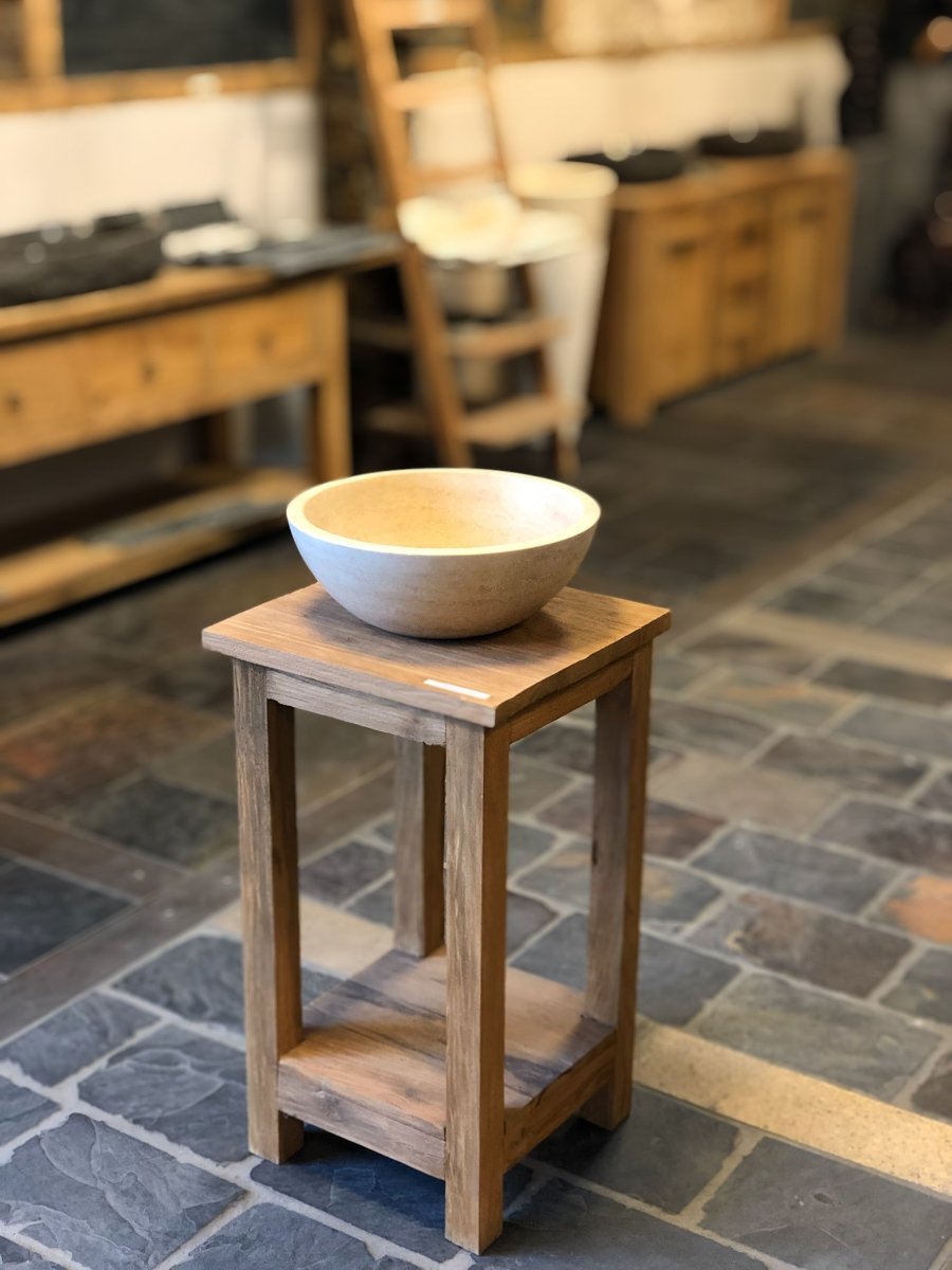 Teak Badezimmer-Unterschrank aus Altholz, kompakte Badgestaltung von Bantam, zeigt Front und Türdetails.